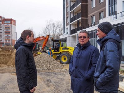 Дмитрий Денисов посетил строительство дороги в Новых Черёмушках
