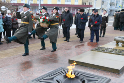 В Калуге на площади Победы прошла церемония возложения цветов к памятнику Маршала Жукова