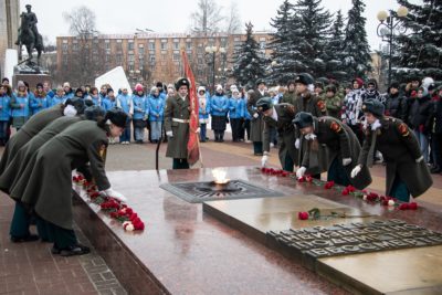 В Калуге состоялось торжественное возложение цветов в День неизвестного солдата