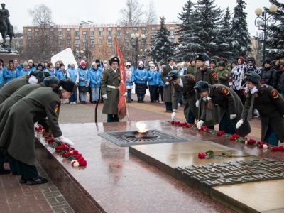 В Калуге состоялось торжественное возложение цветов в День неизвестного солдата
