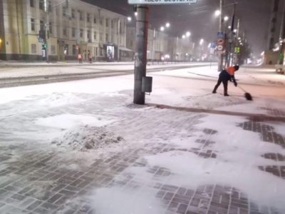 Коммунальные службы оперативно очищают город от снега