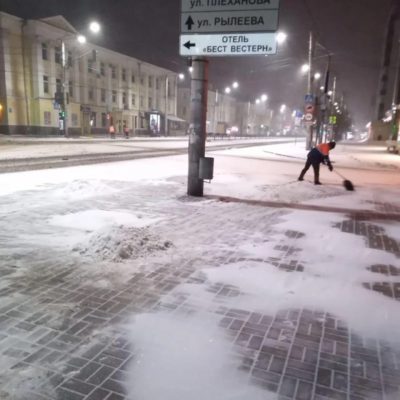 Коммунальные службы оперативно очищают город от снега