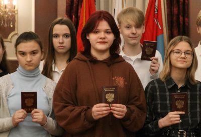 Школьникам из Калуги вручили паспорта в День Конституции