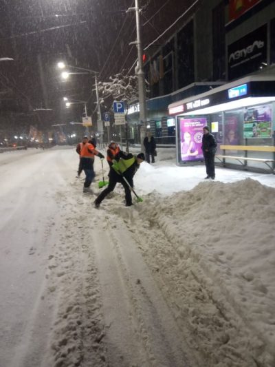 С калужских улиц активно убирают снег