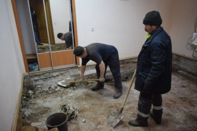 Волонтеры из Калуги ремонтируют в Первомайске здание ЗАГСа