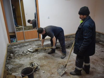 Волонтеры из Калуги ремонтируют в Первомайске здание ЗАГСа