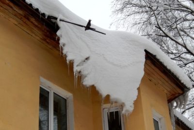 Как обезопасить себя при сходе снега и наледи с крыш