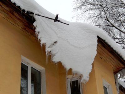 Как обезопасить себя при сходе снега и наледи с крыш