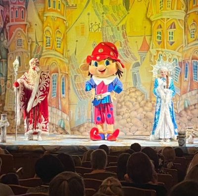 Около 700 детей участников СВО побывали на новогодних представлениях в драмтеатре