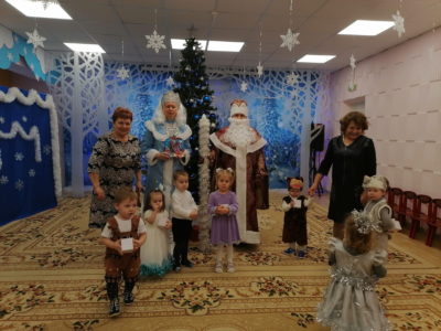 Елочные игрушки и праздничное настроение подарил депутат Дмитриков детям региона
