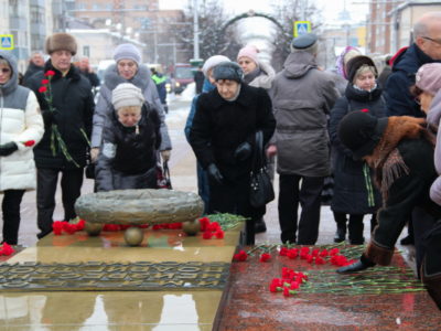 Калужане возложили цветы к памятникам освободителям города