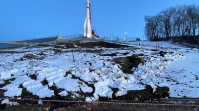 На склоне у музея космонавтики произошло частичное сползание грунта