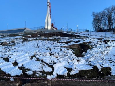 На склоне у музея космонавтики произошло частичное сползание грунта
