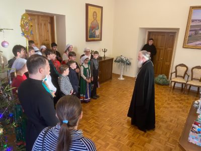 Воспитанники воскресных школ Калуги поздравили митрополита Климента с Рождеством