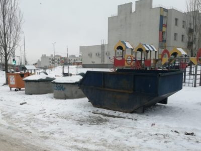 Рядом с замороженными контейнерами на окраинах Калуги установили бункеры