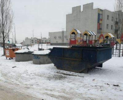 Рядом с замороженными контейнерами на окраинах Калуги установили бункеры