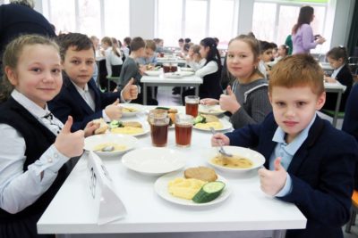 Дмитрий Денисов продегустировал школьный обед