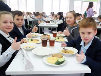 Дмитрий Денисов продегустировал школьный обед
