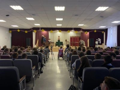 «Приключения Лёли и Миньки» показали на сцене калужской школы