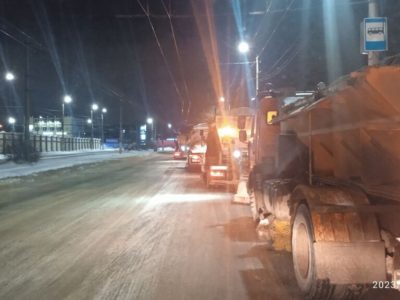 Коммунальные службы Калуги убирали снег в городе всю ночь