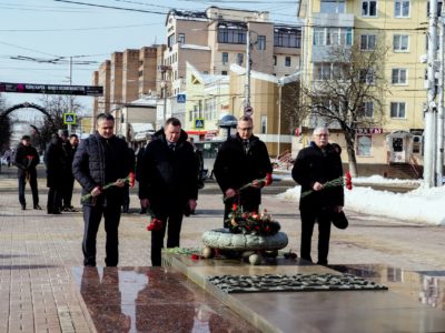 Владислав Шапша и Дмитрий Денисов приняли участие в возложении цветов у Вечного огня
