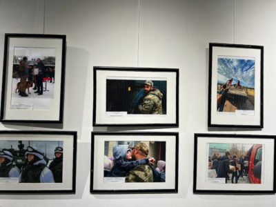 В ИКЦ открылась фотовыставка «СВОИ»