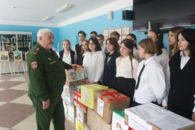 Калужские школьники собрали подарки для военнослужащих