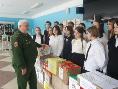 Калужские школьники собрали подарки для военнослужащих