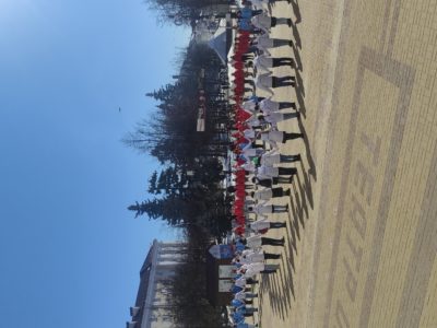 Волонтёры Победы встали в форме полуострова Крым в честь воссоединения полуострова с Россией