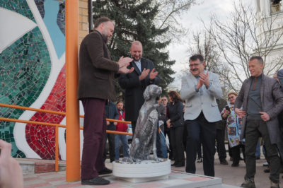 В Калуге открыли памятник Белому Биму