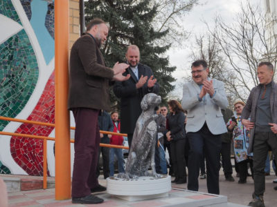 В Калуге открыли памятник Белому Биму