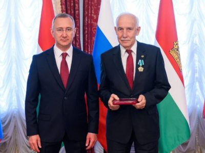 Владислав Шапша вручил орден Дружбы калужскому геофизику