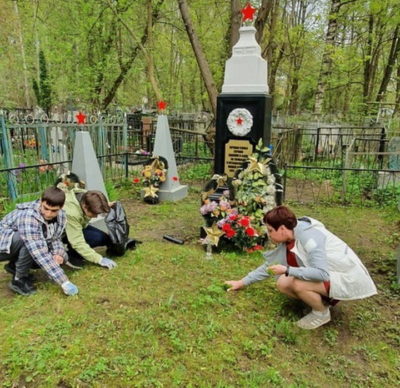 Воинские захоронения Пятницкого кладбища очистили от мусора