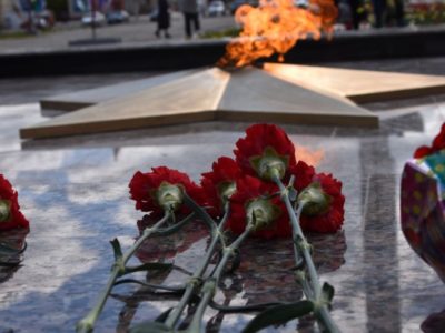 В Людиново восстановили историческую надпись на мемориале на Площади Победы