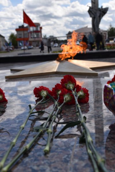 В Людиново восстановили историческую надпись на мемориале на Площади Победы