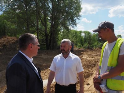 Дмитрий Денисов проверил ход строительства ливневой канализации на набережной Яченского водохранилища
