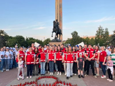 На площади Победы из свечей сложили орден Жукова