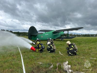 Действия при аварийной посадке самолета отработали калужские спасатели