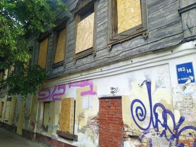 В Калуге ограничили доступ к заброшенному дому на улице Воронина