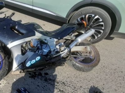 Мотоциклист и его пассажирка попали в больницу, протаранив две машины
