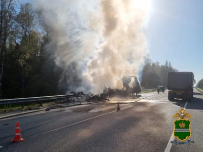 В Юхновском районе столкнулись грузовик и легковой автомобиль