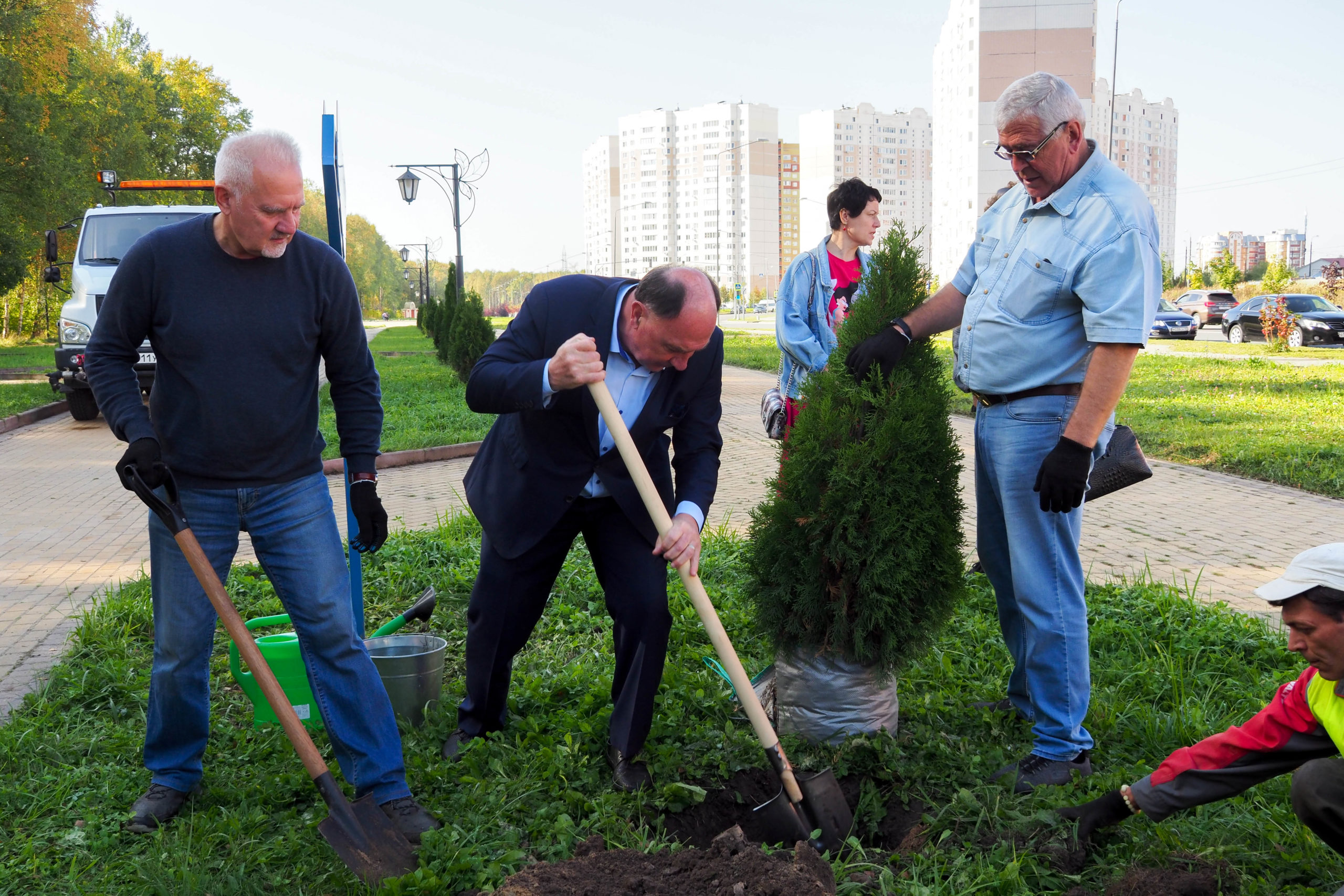 Аллея правило. Аллея прав человека Калуга. Благоустроили семейная аллея Петрозаводск.