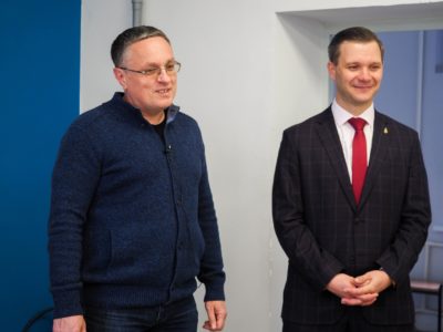 Дмитрий Денисов лично поздравил директора года с победой