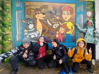 Герои отечественных мультфильмов поселились на заборе калужской школы