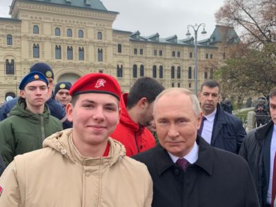 Владимир Путин получил от калужского школьника юнармейский значок