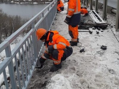 На мосту через Оку начался монтаж новых ограждений