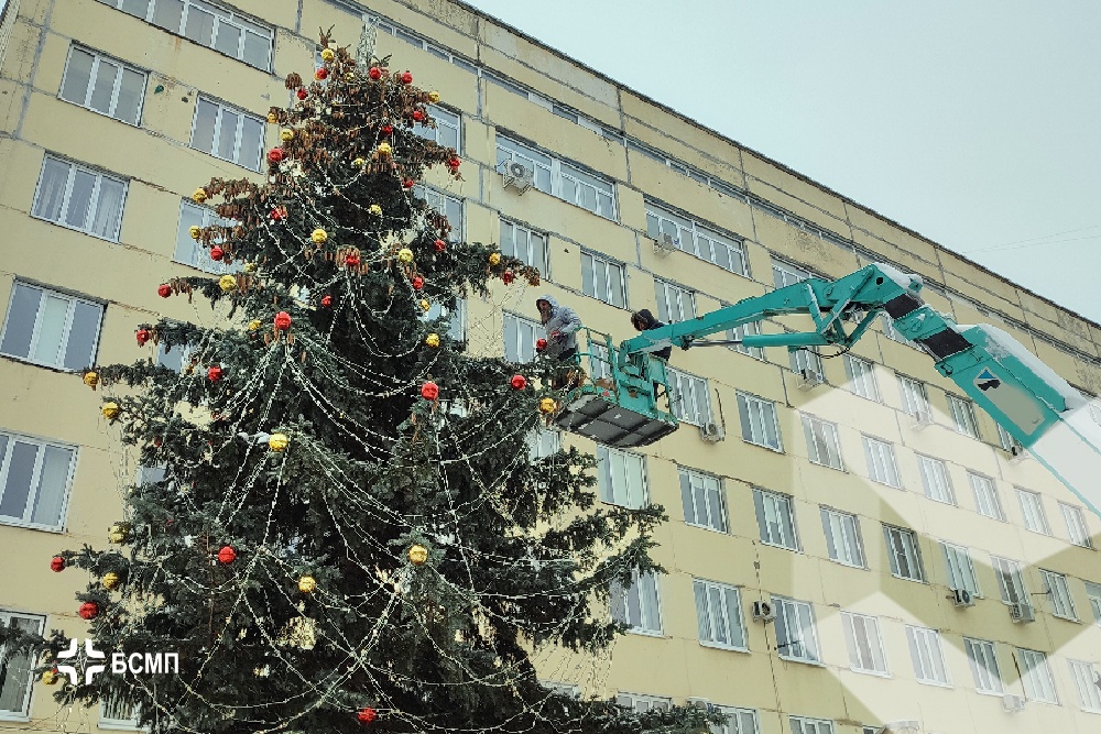 Возле калужского БСМП нарядили новогоднюю ель высотой в четыре этажа