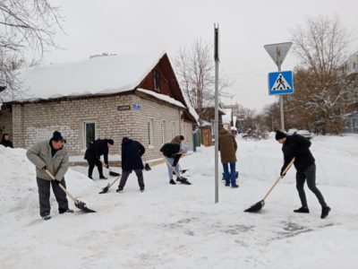 Дмитрий Денисов отправил чиновников убирать снег