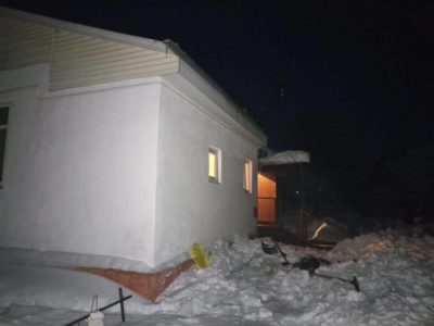 В Калужской области снег с крыши завалил ребенка