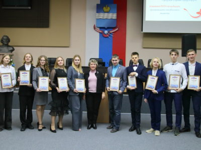 Одаренные школьники и педагоги получили премии Городской Управы